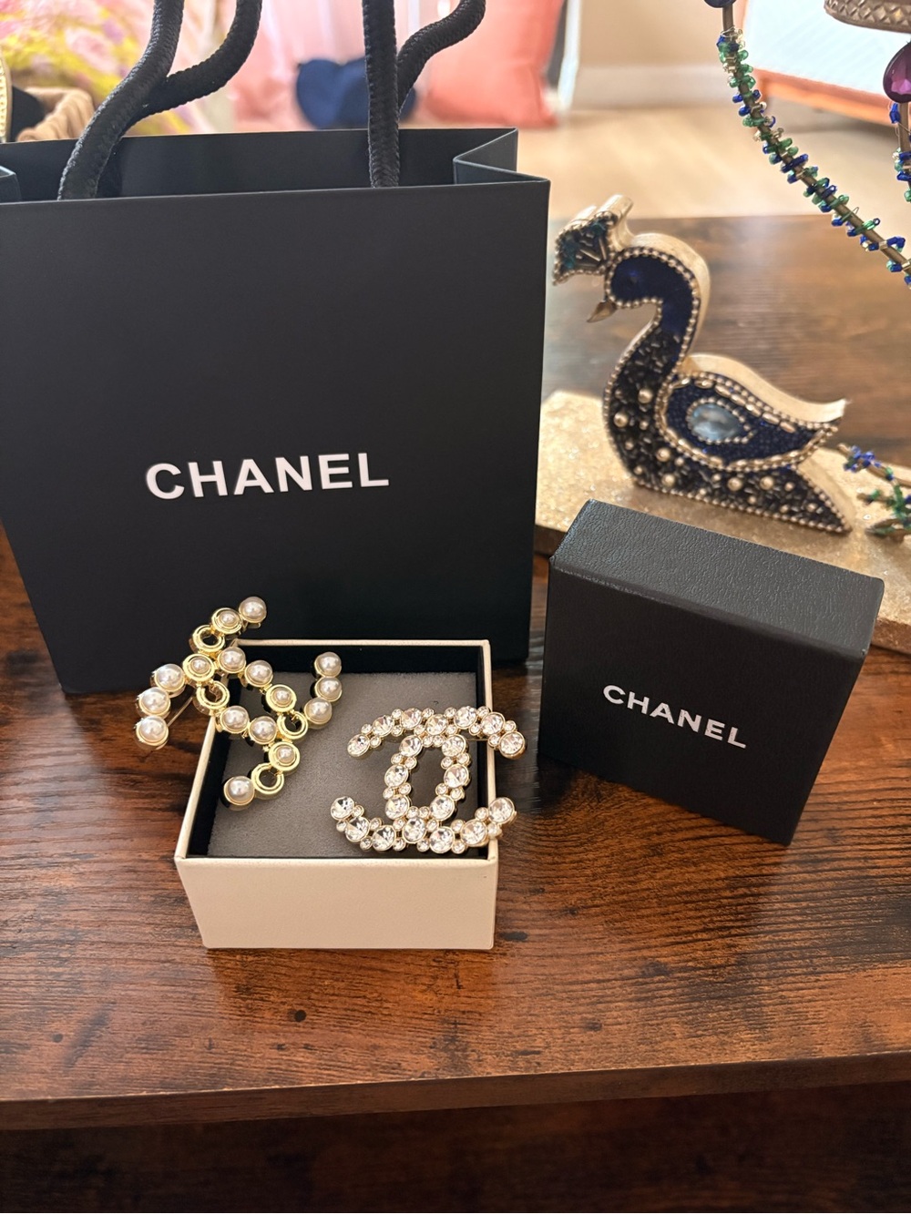 CHANEL lot of 2 brooches pins with bag and box